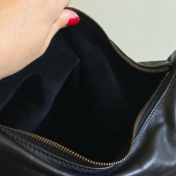 Gucci Elegant Black Leather Hobo Handbag - Picture 5 of 15